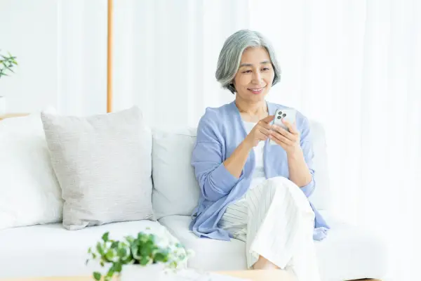 電話をする女性
