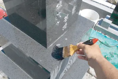 お墓に洗浄剤塗布
